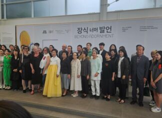 Schmuckkunst: Ausstellung „Beyond Adornment“ /Österreichische Botschaft Seoul Schmuckkünstlerinnen und Schmuckkünstler bei der Eröffnung „ihrer“ Ausstellung im Seoul Museum of Craft Art