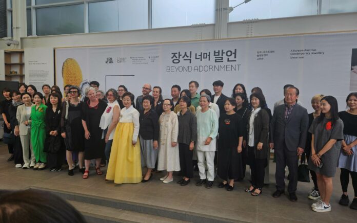 Schmuckkünstlerinnen und Schmuckkünstler bei der Eröffnung „ihrer“ Ausstellung im Seoul Museum of Craft Art