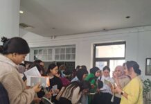 Internationale Buchmesse und Deutschtag in Tunesien Das Bild zeigt die Interessenten am österreichischen Stand