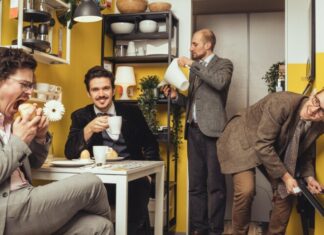 Konzert Candlelight Ficus / Kulturforum Bern Das Bild zeigt die Band Candlelight Ficus in einer gelben Küche.