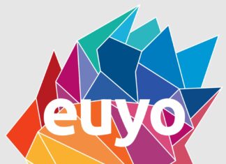 European Union Youth Orchestra / Kulturforum Brüssel Das Bild zeigt das Logo des Orchesters. Das Bild besteht aus abstrakten, bunten Formen, die von Gelb und Orange in der linken unteren Ecke bis zu Rot, Lila und schließlich Blau in der rechten oberen Ecke reichen. In der Mitte steht das Wort „euyo“ in weißer Schrift.