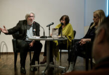 Literarische Lesung mit Musik / Kulturforum Bratislava Das Bild zeigt das Gespräch mit Autor Christian Schacherreiter.