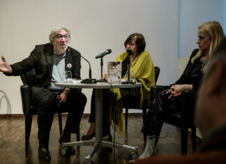 Literarische Lesung mit Musik / Kulturforum Bratislava Das Bild zeigt das Gespräch mit Autor Christian Schacherreiter.