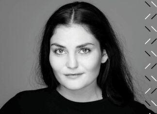 “Marie” von Sophie Benedikte Stocker / Kulturforum Warschau Das Bild ist in Schwarz-Weiß gehalten und zeigt die Autorin, eine Frau. Sie ist von den Schultern aufwärts sichtbar und trägt ein dunkles, möglicherweise schwarzes Oberteil. Ihre Haare sind dunkel und fallen glatt bis knapp unter die Schultern. Die Person ist vor einem einfarbigen Hintergrund zu sehen.