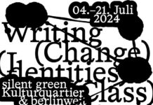 25. poesiefestival berlin / Kulturforum Berlin Das Bild zeigt den Werbebanner für das 25. poesiefestival berlin. Das Thema des Festivals umfasst „Writing (Change) (Identities) (Class) (Histories)“. Links unten im Bild befindet sich das Logo von Haus für Poesie. Das Design des Banners enthält hauptsächlich schwarze und weiße Farben, mit großen, teilweise überlappenden Texten und einigen schwarzen Punkten und Blasen im Hintergrund.