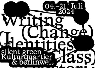 25. poesiefestival berlin / Kulturforum Berlin Das Bild zeigt den Werbebanner für das 25. poesiefestival berlin. Das Thema des Festivals umfasst „Writing (Change) (Identities) (Class) (Histories)“. Links unten im Bild befindet sich das Logo von Haus für Poesie. Das Design des Banners enthält hauptsächlich schwarze und weiße Farben, mit großen, teilweise überlappenden Texten und einigen schwarzen Punkten und Blasen im Hintergrund.