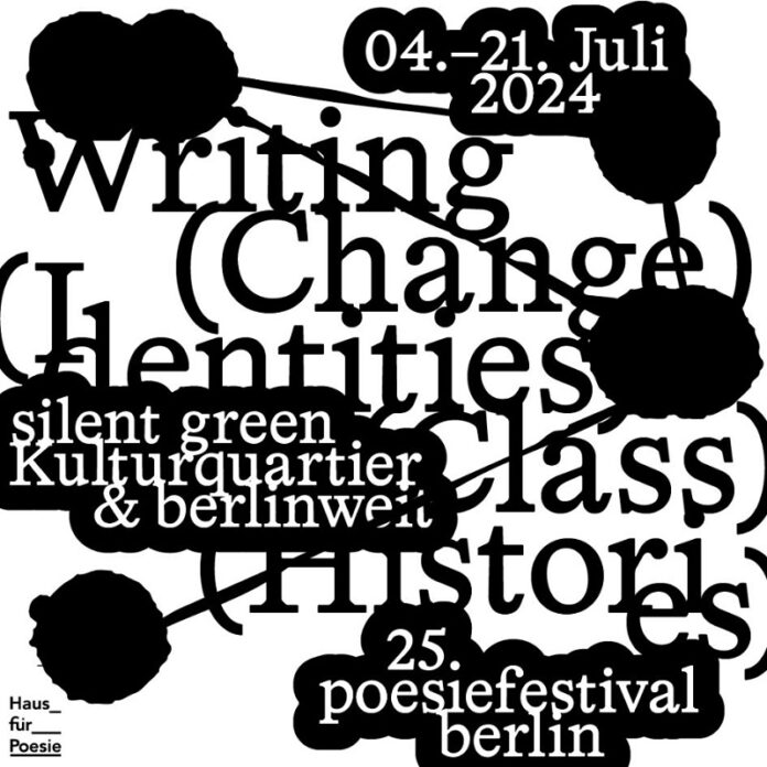 Das Bild zeigt den Werbebanner für das 25. poesiefestival berlin. Das Thema des Festivals umfasst „Writing (Change) (Identities) (Class) (Histories)“. Links unten im Bild befindet sich das Logo von Haus für Poesie. Das Design des Banners enthält hauptsächlich schwarze und weiße Farben, mit großen, teilweise überlappenden Texten und einigen schwarzen Punkten und Blasen im Hintergrund.