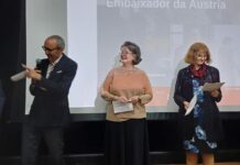 Filmwoche / Botschaft Brasilia Das Bild zeigt die Botschafterinnen bzw. Botschafter Schweiz, Österreichs, Luxemburgs, Deutschlands und Belgiens beim Halten einer gemeinsamen Eröffnungsrede vor einer Kinoleinwand