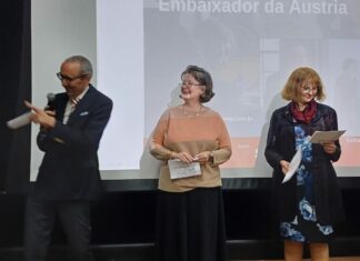 Filmwoche / Botschaft Brasilia Das Bild zeigt die Botschafterinnen bzw. Botschafter Schweiz, Österreichs, Luxemburgs, Deutschlands und Belgiens beim Halten einer gemeinsamen Eröffnungsrede vor einer Kinoleinwand