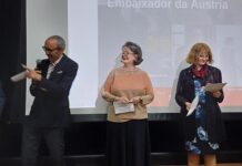 Filmwoche / Österreichische Botschaft Brasilia Das Bild zeigt die Botschafterinnen bzw. Botschafter der Schweiz, Österreichs, Luxemburgs, Deutschlands und Belgiens beim Halten einer gemeinsamen Eröffnungsrede vor einer Kinoleinwand