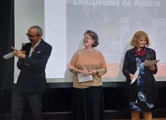 Filmwoche / Österreichische Botschaft Brasilia Das Bild zeigt die Botschafterinnen bzw. Botschafter der Schweiz, Österreichs, Luxemburgs, Deutschlands und Belgiens beim Halten einer gemeinsamen Eröffnungsrede vor einer Kinoleinwand