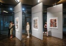 Ausstellung „reduce – reuse – rethink“ / Kulturforum Bratislava Bild von der Ausstellungseröffnung. Das Bild zeigt drei verschiedene Bilder vor welchen jeweils eine Ausstellungsbesucherin steht.