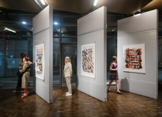 Ausstellung „reduce – reuse – rethink“ / Kulturforum Bratislava Bild von der Ausstellungseröffnung. Das Bild zeigt drei verschiedene Bilder vor welchen jeweils eine Ausstellungsbesucherin steht.