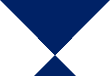 70. Jubiläum der Haager Konvention / Kulturforum Brüssel Das Bild zeigt das Emblem der Haager Konvention bestehend aus zwei weißen Dreiecken, einem blauen Dreieck und einer blauen Raute, die ein Fünfeck bilden.