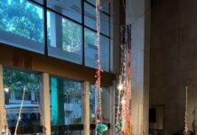 Ausstellung und Performance „Interférence # Dakar“ in Dakar / Botschaft Dakar Das Bild zeigt Gudrun Lenk-Wane, Joylane Langlois, Aminata Diol und Fata Ngom im „Teatro Sorano“ anlässlich der Performance und Ausstellungseröffnung sitzend am Boden.