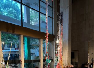 Ausstellung und Performance „Interférence # Dakar“ in Dakar / Botschaft Dakar Das Bild zeigt Gudrun Lenk-Wane, Joylane Langlois, Aminata Diol und Fata Ngom im „Teatro Sorano“ anlässlich der Performance und Ausstellungseröffnung sitzend am Boden.