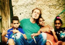 Hubert Sauper und der österreichische Dokumentarfilm in Istanbul / Kulturforum Istanbul Das Bild zeigt den Filmregisseur Hubert Sauper, inmitten von Kindern, bei seinen Dreharbeiten in Kuba