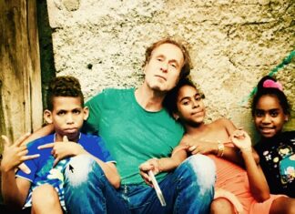 Hubert Sauper und der österreichische Dokumentarfilm in Istanbul / Kulturforum Istanbul Das Bild zeigt den Filmregisseur Hubert Sauper, inmitten von Kindern, bei seinen Dreharbeiten in Kuba