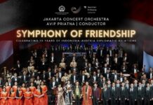Symphony of Friendship / Österreichische Botschaft Jakarta Das Bild zeigt den Dirigenten Avip Priatna, den Violinisten Julian Walder, die Batavia Madrigal Sänger sowie das Jakarta Concert Orchester.