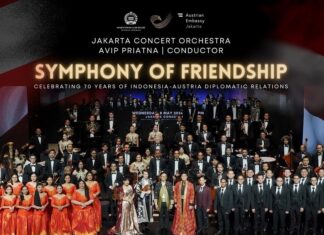 Symphony of Friendship / Österreichische Botschaft Jakarta Das Bild zeigt den Dirigenten Avip Priatna, den Violinisten Julian Walder, die Batavia Madrigal Sänger sowie das Jakarta Concert Orchester.