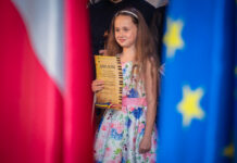 Kompositionswettbewerb/Kulturforum Kyjiw – Honorarkonsulat Dnipro Das Bild zeigt eine der jungen Preisträgerinnen beim Konzert anlässlich des Europatages