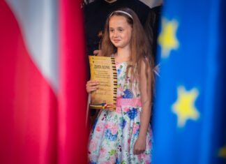 Kompositionswettbewerb/Kulturforum Kyjiw – Honorarkonsulat Dnipro Das Bild zeigt eine der jungen Preisträgerinnen beim Konzert anlässlich des Europatages