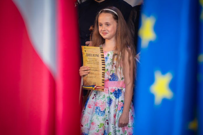 Das Bild zeigt eine der jungen Preisträgerinnen beim Konzert anlässlich des Europatages