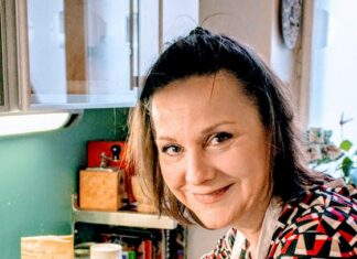 Jewish Cultural Festival / Österreichische Botschaft Kopenhagen Das Bild zeigt die Wiener Kulturvermittlerin Maschi Mermelstein-Stössel bei der Zubereitung jüdischer koscherer Speisen.