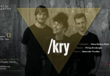 /kry / Österreichische Botschaft Malta Das Bild zeigt das Instrumentaltrio /kry. In der Mitte steht Mona Matbou Riahi, rechts Philipp Kienberger und links Alexander Yannilos. Das Bild ist schwarz-weiß und über den drei Künstlern ist ein verkehrtes, durchsichtiges Dreieck in gelber Farbe zu sehen.