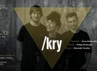 /kry / Österreichische Botschaft Malta Das Bild zeigt das Instrumentaltrio /kry. In der Mitte steht Mona Matbou Riahi, rechts Philipp Kienberger und links Alexander Yannilos. Das Bild ist schwarz-weiß und über den drei Künstlern ist ein verkehrtes, durchsichtiges Dreieck in gelber Farbe zu sehen.