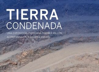 Ausstellung „Tierra Condenada“ der Künstlerin Bea Millón – Kuratiert von Andrea Ancira / Kulturforum Mexiko Das Bild zeigt einen Flyer mit Bergminen im Hintergrund, den Titel „Tierra Condenada“, Ort und Dauer der Ausstellung