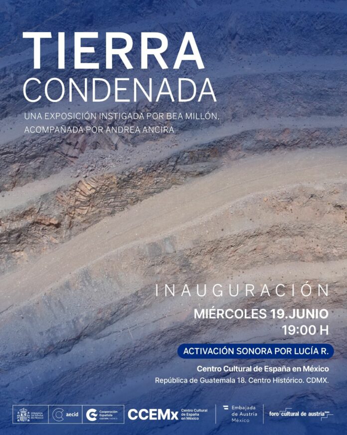 Das Bild zeigt einen Flyer mit Bergminen im Hintergrund, den Titel „Tierra Condenada“, Ort und Dauer der Ausstellung