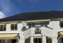 Deutsch gemeinsam – Tysk i felleskap / Botschaft Oslo Das Bild zeigt alle Preisträgerinnen und Preisträger des diesjährigen Wettbewerbes, die Lehrerinnen und Lehrer, das Organisationskomitee, die Botschafter Deutschlands, Österreichs und der EU und den Geschäftsträger der schweizer Botschaft in Oslo vor der deutschen Residenz am Tag der Preisverleihung 17.6.24