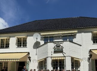 Deutsch gemeinsam – Tysk i felleskap / Botschaft Oslo Das Bild zeigt alle Preisträgerinnen und Preisträger des diesjährigen Wettbewerbes, die Lehrerinnen und Lehrer, das Organisationskomitee, die Botschafter Deutschlands, Österreichs und der EU und den Geschäftsträger der schweizer Botschaft in Oslo vor der deutschen Residenz am Tag der Preisverleihung 17.6.24