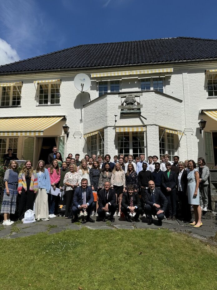 Das Bild zeigt alle Preisträgerinnen und Preisträger des diesjährigen Wettbewerbes, die Lehrerinnen und Lehrer, das Organisationskomitee, die Botschafter Deutschlands, Österreichs und der EU und den Geschäftsträger der schweizer Botschaft in Oslo vor der deutschen Residenz am Tag der Preisverleihung 17.6.24