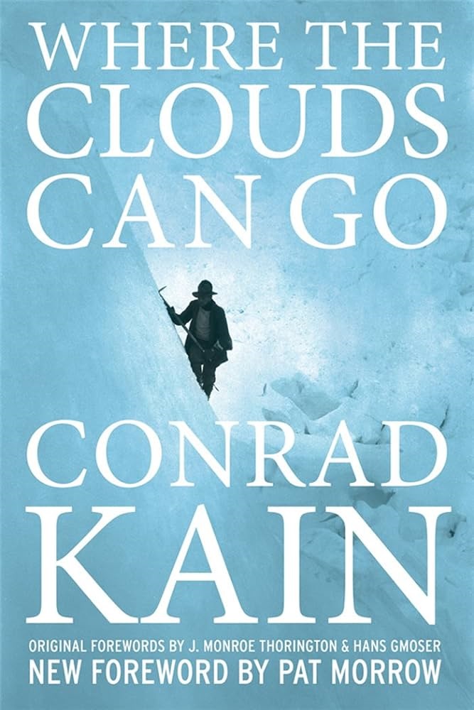 Das Bild zeigt den Bucheinband des Buches „Where the Clouds Can go“ von Conrad Kain. Man sieht einen Bergsteiger umringt von Wolken und Eis