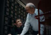 Opera Nova / Kulturforum Prag Das Bild zeigt Randy Schoenberg stehend und Joey Schoenberg sitzend in einem Archiv