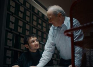 Opera Nova / Kulturforum Prag Das Bild zeigt Randy Schoenberg stehend und Joey Schoenberg sitzend in einem Archiv