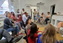 Innovatives Filmkunstwerk / Botschaft Rabat Das Bild zeigt den Vortrag des Kunstduos Hanakam und Schuller sowie der Kuratorin Stella Reinhold-Rudas vor dem Publikum