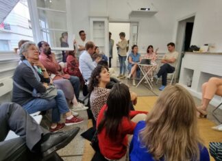 Innovatives Filmkunstwerk / Botschaft Rabat Das Bild zeigt den Vortrag des Kunstduos Hanakam und Schuller sowie der Kuratorin Stella Reinhold-Rudas vor dem Publikum