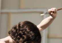 UNTER DEN STERNEN ÖSTERREICHS/ Kulturforum Rom Das Bild zeigt eine Person mit ausgestreckter Hand in der sie einen Pinsel hält. Das Standbild ist aus dem Film „Mit einem Tiger schlafen“ der Regisseurin Anja Solomonowitz.