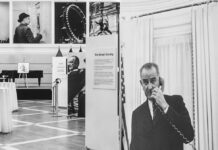 Ausstellung/ Botschaft Washington Das schwarz-weiss Bild zeigt die Ausstellung „From Vienna to The White House: Yoichi Okamoto and the American Century“. Als Hauptsujet dient ein schwarz-weiss Bild von Präsident Johnson, der gerade telefoniert.