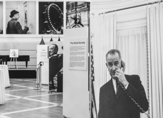 Ausstellung/ Botschaft Washington Das schwarz-weiss Bild zeigt die Ausstellung „From Vienna to The White House: Yoichi Okamoto and the American Century“. Als Hauptsujet dient ein schwarz-weiss Bild von Präsident Johnson, der gerade telefoniert.