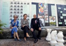 Stefan Zweig Ausstellung – Botschaft Brasilia Das Bild zeigt Botschafter Dr. Stefan Scholz sowie Kristina Michahelles und Ruth Freihof sitzend vor Paneelen der Ausstellung „Stefan Zweig. Weltautor“ auf der Terrasse der Casa Stefan Zweig in Petrópolis