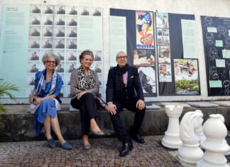 Stefan Zweig Ausstellung – Botschaft Brasilia Das Bild zeigt Botschafter Dr. Stefan Scholz sowie Kristina Michahelles und Ruth Freihof sitzend vor Paneelen der Ausstellung „Stefan Zweig. Weltautor“ auf der Terrasse der Casa Stefan Zweig in Petrópolis