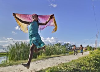 Ausstellung „Global Peace Photo Award“ / Kulturforum Bratislava Kushal Gangopadhyay: Happy Leap, India Kinder spielen an einem Nachmittag in einem Dorf in Westbengalen in Indien. Das Leben am Land ist in Indien langsam und ruhig, und die Kinder haben die Möglichkeit, ihre Kindheit zu genießen.