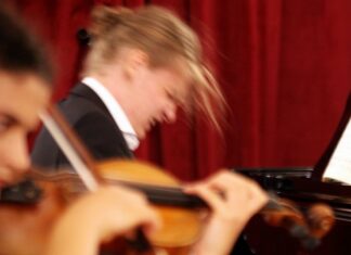 colluvio Chamber Music Academy 2024 / Kulturforum Budapest Das Bild zeigt eine Geigerin und einen Pianisten der colluvio Chamber Music Academy bei einem Konzert