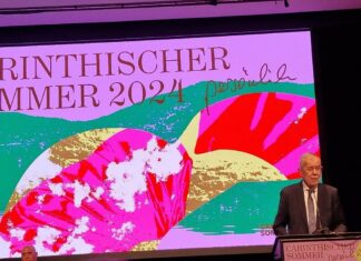 Das Außenministerium zu Gast bei der Eröffnung des Carinthischen Sommers in Villach Das Bild zeigt, Bundespräsidenten Alexander Van der Bellen, bei der diesjährigen Eröffnungsrede vor einer Projektion des heurigen Affiche unter dem Motto „persönlich“