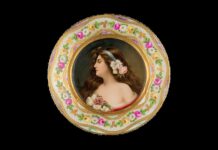 Austellung „Flores de Austria“/ Botschaft Havanna Das Bild zeigt einen Porzellanteller aus dem 19. Jht. Abgebildet ist eine junge Frau reich geschmückt mit Blumen