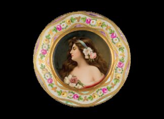 Austellung „Flores de Austria“/ Botschaft Havanna Das Bild zeigt einen Porzellanteller aus dem 19. Jht. Abgebildet ist eine junge Frau reich geschmückt mit Blumen